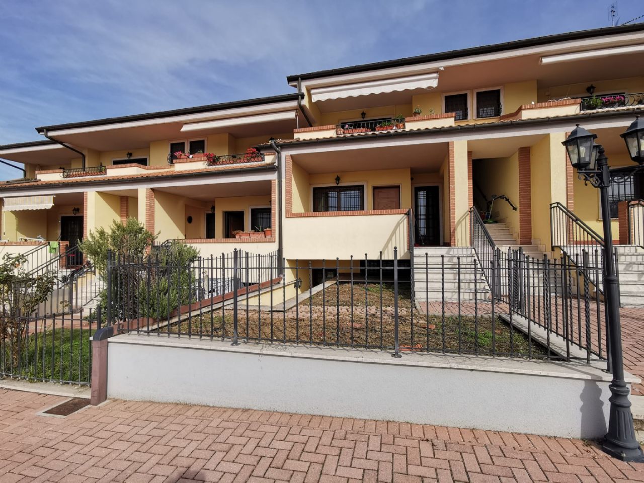 Villa A Schiera Roma - Casalotti, Affitto E Vendita Ville A Schiera ...